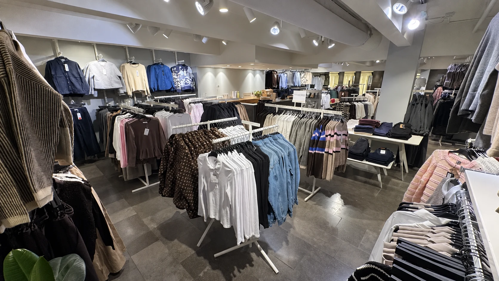 Udvalget af dametøj i NOYAs butik